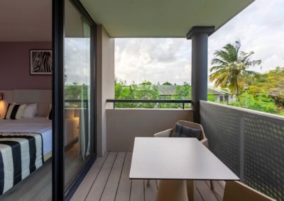 Hotelzimmer mit Balkon und Blick auf den See Bois Diable in Kourou