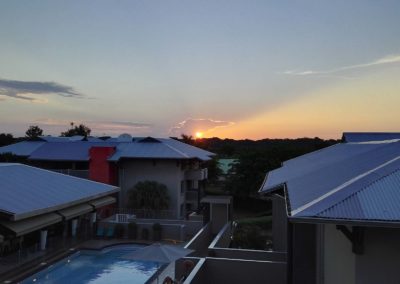 Sonnenuntergang über den Dächern des Hotels