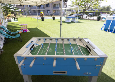 Hotel mit Spielen für Kinder und Jugendliche, darunter ein Tischfußballspiel.