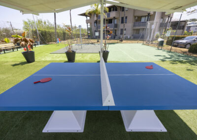 Hotel in Kourou mit Sportgeräten und Tischtennisplatte